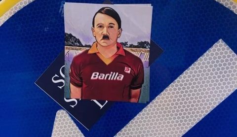 Αυτοκόλλητα που απεικονίζουν τον Χίτλερ με φανέλα της Ρόμα γέμισε σήμερα η ιταλική πρωτεύουσα