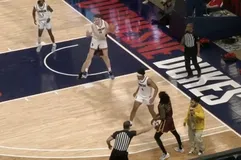 Ντελιβεράς ψάχνει πελάτη στο παρκέ: «Συγγνώμη, έχει παραγγείλει κανείς;» (vid)