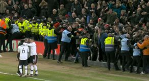 Διαφημιστική πινακίδα κατέρρευσε μετά από πανηγυρισμούς των οπαδών της Γιουνάιτεντ (vid)