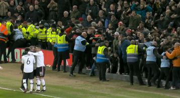 Διαφημιστική πινακίδα κατέρρευσε μετά από πανηγυρισμούς των οπαδών της Γιουνάιτεντ (vid)