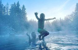 Ο Μέσι έβγαλε τον σκούφο και το μπουφάν και βούτηξε σε θερμές πηγές για να παίξει με τους γιους του (pics)