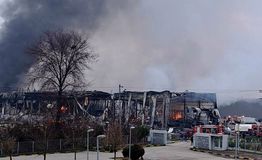 Τραγωδία στα Τρίκαλα: Τρεις γυναίκες νεκρές από έκρηξη και πυρκαγιά στο εργοστάσιο της Βιολάντα