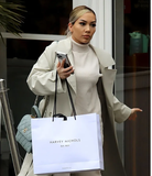 Σε δικαστικές περιπέτειες η σύντροφος του Άαρον Oυάν-Μπισάκα