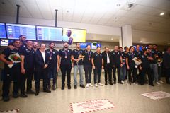 Θριαμβευτική επιστροφή για τους «χάλκινους» πολίστες της Εθνικής - Το βίντεο του Sportal