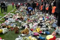 Οπαδοί της Μπεσίκτας διέκοψαν παιχνίδι, ρίχνοντας αρκουδάκια για τα θύματα του σεισμού (vid)