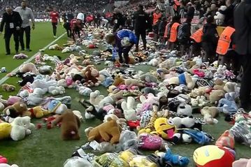 Οπαδοί της Μπεσίκτας διέκοψαν παιχνίδι, ρίχνοντας αρκουδάκια για τα θύματα του σεισμού (vid)