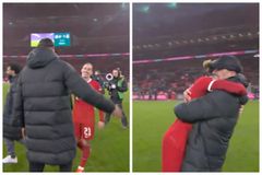 Η πατρική αγκαλιά του Κλοπ στον Τσιμίκα μετά την κατάκτηση του Carabao Cup (vid)