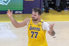 «Magic Luka»: Οι Λέικερς διέλυσαν τους Ρόκετς με απίθανο Λούκα Ντόντσιτς