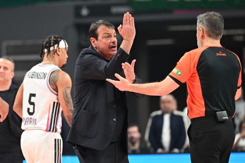 Έξαλλος ο Αταμάν με τους διαιτητές - Ζήτησε φάουλ σε προσπάθεια του Χέιζ-Ντέιβις για τρίποντο (vid)