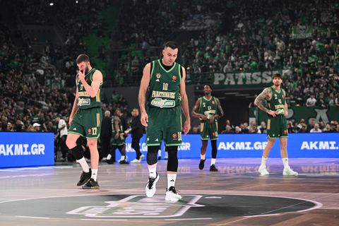 Αποχωρούν φίλοι του Παναθηναϊκού από το «T-Center» πριν από τη λήξη του αγώνα (vid)