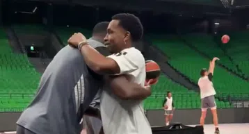 Ο Σορτς επισκέφθηκε με χαμόγελο τους παλιούς συμπαίκτες του (vid)