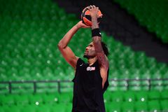 Ο Χέιζ-Ντέιβις έτοιμος για το ντεμπούτο του στο Telekom Center Athens με τη συνοδεία κλασικής μουσικής (vid)