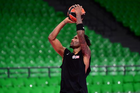 Ο Χέιζ-Ντέιβις έτοιμος για το ντεμπούτο του στο Telekom Center Athens με τη συνοδεία κλασικής μουσικής (vid)