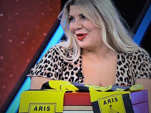 «Κιτρίνισε» το Deal: Παίκτρια εμφανίστηκε με κασκόλ του Άρη (pic & vid)