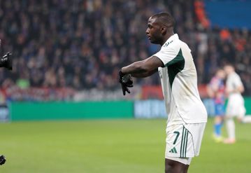 Συγκινητική αφιέρωση από τον Τεττέη: Μετά το γκολ με την Πλζεν σχημάτισε το γράμμα «Μ» (vid)