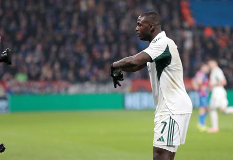 Συγκινητική αφιέρωση από τον Τεττέη: Μετά το γκολ με την Πλζεν σχημάτισε το γράμμα «Μ» (vid)