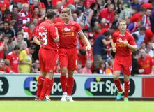 Ο Τζέραρντ σε αγώνα φιλανθρωπικού χαρακτήρα πανηγύρισε μπροστά στους οπαδούς της Σέλτικ και δέχθηκε αντικείμενα! (vid)