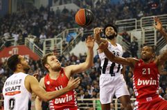 O Ολυμπιακός υποδέχεται τον ΠΑΟΚ, το Περιστέρι φιλοξενεί τον Κολοσσό και με νίκη «κλειδώνει» την τετράδα