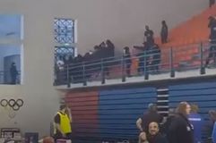 Σοβαρά επεισόδια στην Κύπρο στο Final 4 του Κυπέλλου και αναβολή - Φωτιά σε στάσεις και ζημιές σε περιπολικά (vids)