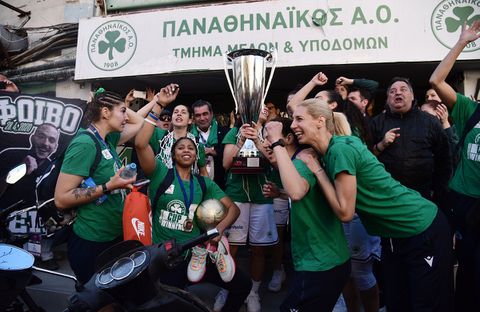 Υποδοχή από 300 οπαδούς του Παναθηναϊκού στη Λεωφόρο για την κατάκτηση του Κυπέλλου Ελλάδας (vids)