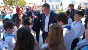 Τσίπρας σε μαθητές: «Ολοι ΑΕΚτζήδες είστε εδώ ρε; Θα το πάρετε το πρωτάθλημα φέτος;» (vid)