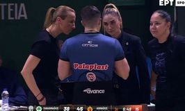 Γίνονται και αυτά: Καλτσίδου και Ερντέμ «αρπάχτηκαν» εν ώρα αγώνα- Διακοπή και η αντίδραση των διαιτητών (vid)