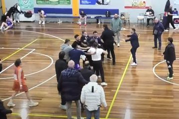 Επεισόδια και χάος στο Αμύντας - Ανόρθωση Βόλου (vid)