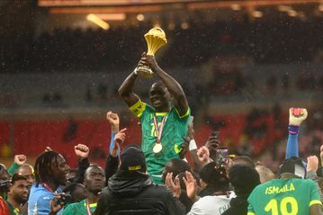 Η Σενεγάλη παρουσιάζει το τρόπαιο του Κυπέλλου Εθνών Αφρικής σε φιλικό στο Παρίσι