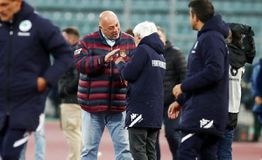 Ο Μπέος κατέβηκε μέχρι τον αγωνιστικό χώρο για να συγχαρεί τον Γιοβάνοβιτς: «Εύχομαι μέσα από την καρδιά μου...»