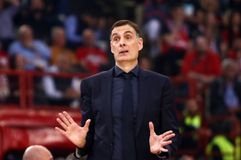 Το ξέσπασμα του Μπαρτζώκα σε λάθος πάσα του Μπλάκ - Πήγε στον πάγκο βρίζοντας (vid)