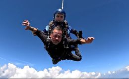 Πτώση από τα 14.000 πόδια έκανε ο Ντέμης Νικολαϊδης - «Αξέχαστη εμπειρία» (vid)