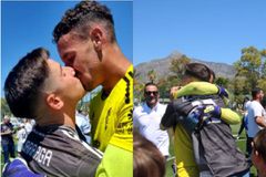 Ποδοσφαιριστής πανηγύρισε την άνοδο της ομάδας του με ένα τρυφερό φιλί στον σύντροφό του