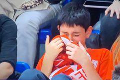 Συγκλόνισε το παιδάκι που έκλαιγε: Σκούπιζε τα δάκρυα με το κασκόλ του Ολυμπιακού (pic)