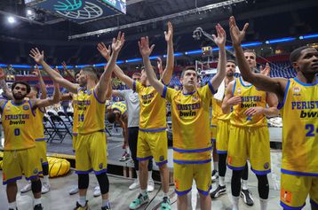 Τρομερές στιγμές στο Βελιγράδι: Ο κόσμος του Περιστερίου αποθέωσε την ομάδα μετά τον ημιτελικό του BCL (vid)