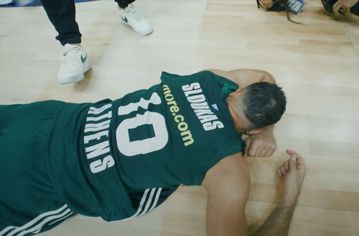 Σλούκας: «Θυμάμαι ότι οι οπαδοί ήταν... από άλλο σύμπαν, δεν μπορούσαν... - Θα το πω στα παιδιά μου αυτό» (vid)