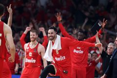 Τα «ερυθρόλευκα» χαμόγελα και οι πανηγυρισμοί στο κατάμεστο ΣΕΦ - Η παρακάμερα του Ολυμπιακού με τη Ρεάλ (vid)