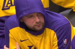 Ο Ντόντσιτς έπαιξε με στομαχική ίωση, ο ΛεΜπρόν ήταν σε τρομερή βραδιά αλλά οι Λέικερς «λύγισαν» από τους Τίμπεργουλβς