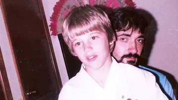 Η ιστορία του καμεραμάν που σκότωσε τον βιαστή του γιου του μπροστά στις κάμερες και αναδείχθηκε σε λαϊκό ήρωα