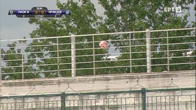 Απίθανο: Το σουτ του Άλεξιτς σφηνώθηκε στα κάγκελα της κερκίδας! (vid)