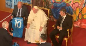 Ο Ντε Λαουρέντις έκανε δώρο στον Πάπα τη φανέλα της Νάπολι με το νούμερο «10» (vid)