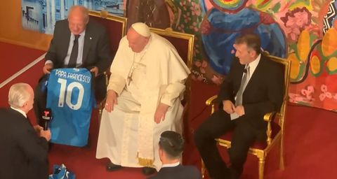 Ο Ντε Λαουρέντις έκανε δώρο στον Πάπα τη φανέλα της Νάπολι με το νούμερο «10» (vid)