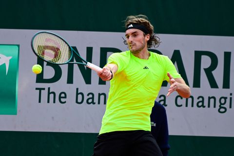 Πρεμιέρα με το δεξί ο Τσιτσιπάς στο Roland Garros, «καθάρισε» τον Ετσεβέρι