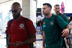 Προσγειώθηκαν στην Αθήνα οι αποστολές Ολυμπιακού και Παναθηναϊκού με διαφορά 15 λεπτών