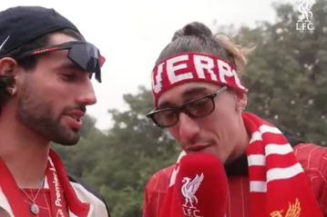 Ρεπόρτερ ο Τσιμίκας στην παρέλαση της Λίβερπουλ: «Η πόλη είναι κόκκινη!» (vid)