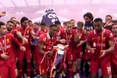 Ο Τσιμίκας τρόμαξε με το... σπασμένο τρόπαιο της Premier League! (vid)