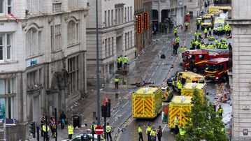 «Σοκ» στο γλέντι της Λίβερπουλ: Αυτοκίνητο παρέσυρε οπαδούς - Σκληρές εικόνες (vids)