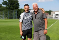 YOLO: Προπονητής της Βιένερ Βικτόρια είναι ο θρύλος του αυστριακού ποδοσφαίρου κι έκατσε στον πάγκο με γυαλί και παντόφλα! (pic)