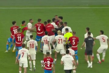 Ξύλο, εισβολή οπαδού και κόκκινες: Χαμός στο φινάλε του Τσεχία - Τουρκία