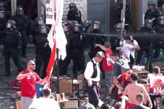 Εννέα τραυματίες αστυνομικοί μετά τα επεισόδια με Σέρβους χούλιγκαν πριν το παιχνίδι με τη Δανία