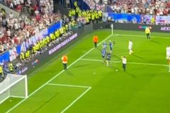 Γιούχα και ρίψη αντικειμένων κατά Σάουθγκεϊτ και παικτών μετά την ισοπαλία της Αγγλίας με τη Σλοβενία (vid)